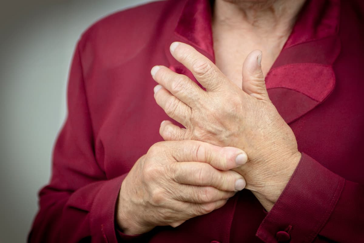 When a person with rheumatoid arthritis receives healthy antibodies, it can reduce inflammation and bone degeneration. Researchers have, for the first time, discovered the molecular pathways that underlie this process