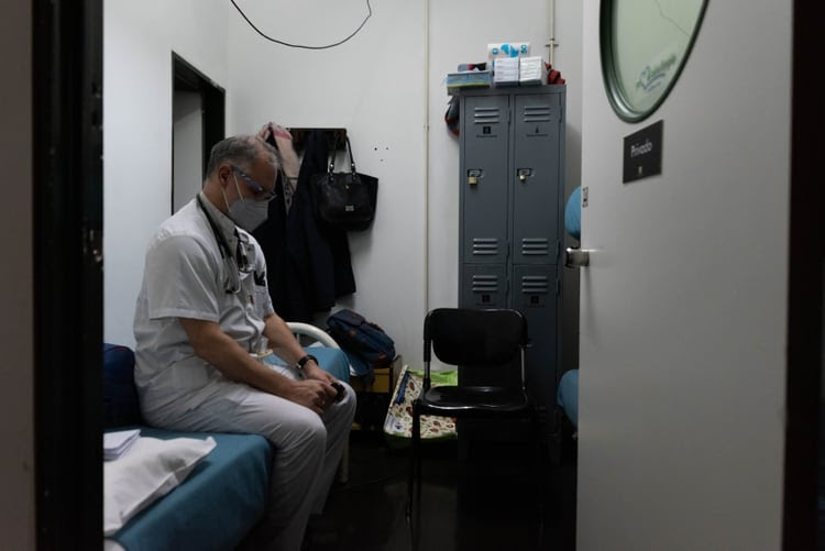 Mariano Irigoyen, durante un descanso en el Hospital Naval: tiene tres hijos; su esposa también es médica