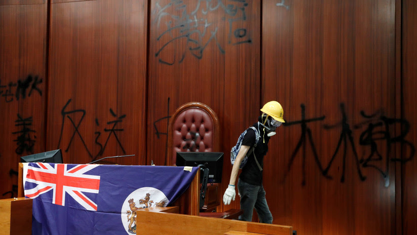 FOTOS, VIDEO: Manifestantes irrumpen en el Parlamento de Hong Kong exhibiendo la bandera colonial británica