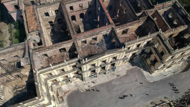 vista aérea do museu nacional destruído pelo fogo