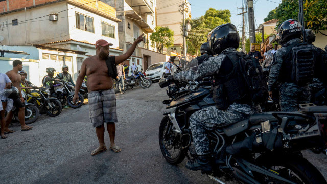 Moradores relatam morte a facadas e casas invadidas por PMs em operação na Vila Cruzeiro