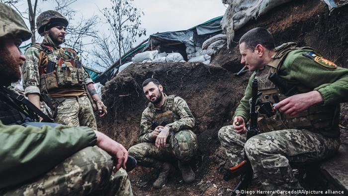 Soldados ucranianos defienden su país en el Donbás contra los invasores rusos y los separatistas