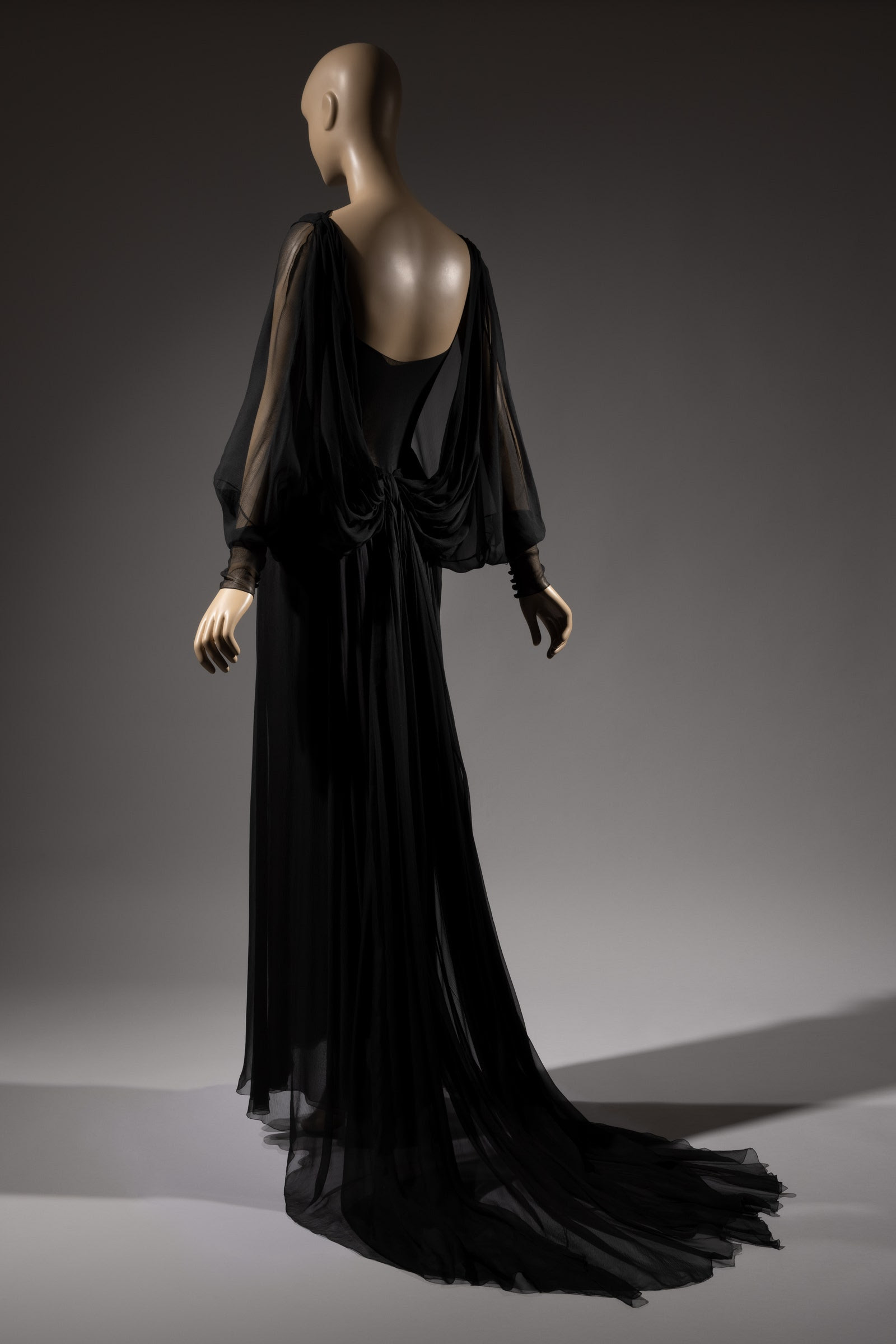 Vestido de chifón de seda negra de Marc Bohan para Dior .