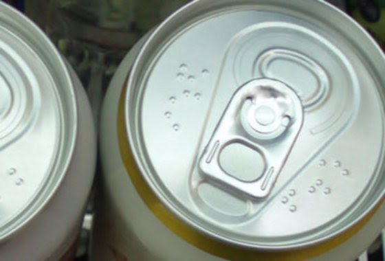 Tirando a parte visual, latinhas são todas iguais. Cervejas, refrigerantes, sucos ou qualquer outro de bebida, deveriam ter identificação
