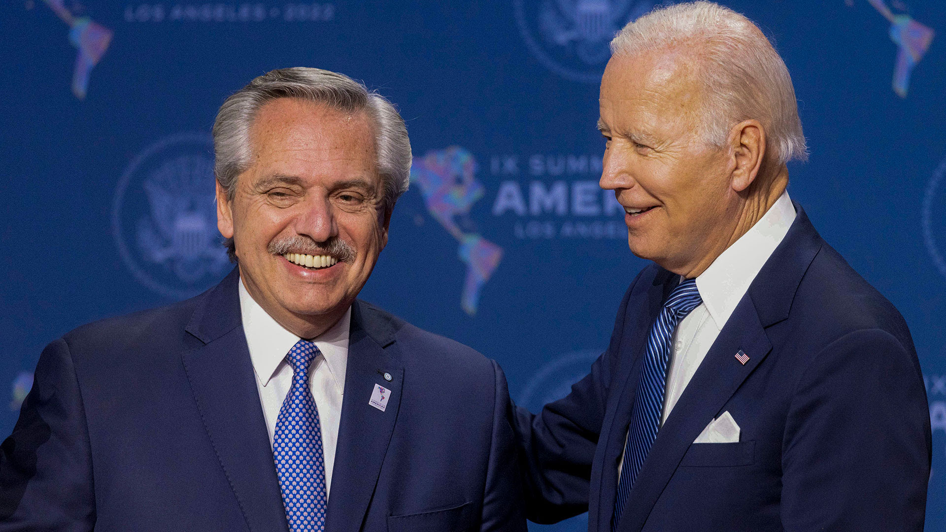 Alberto Fernández y Joseph Biden durante la cumbre de Las Américas en Los Ángeles