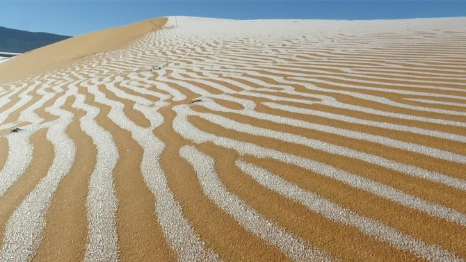 Sa mạc Sahara phủ đầy tuyết trắng gây bão mạng - Hình 1