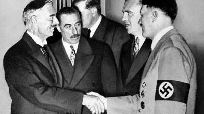 Chamberlain y Hitler en clara actitud amistosa.