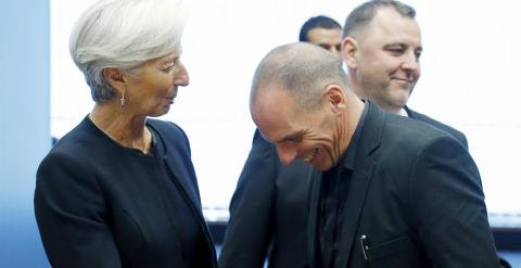 El ministro de Finanzas griego, Yanin Varoufakis, saluda a la directora gerente del FMI, Christine Lagarde, al comienzo de la reunión del Eurogrupo. REUTERS/Francois Lenoir