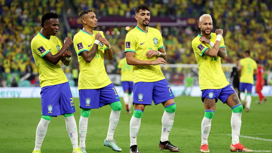 Os jogadores Vinicius Júnior, Raphinha, Lucas Paquetá e Neymar celebram com dança o segundo gol do Brasil contra a Coreia do Sul no Estádio 974 