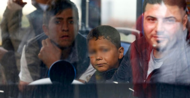 Refugiados en un tren en la estación principal de Múnich.- Michael Dalder (REUTERS)