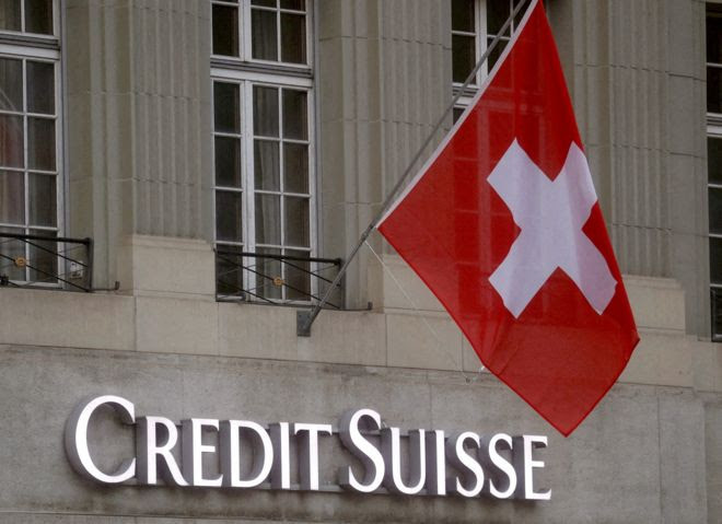 Fachada do Credit Suisse com bandeira da Suíça