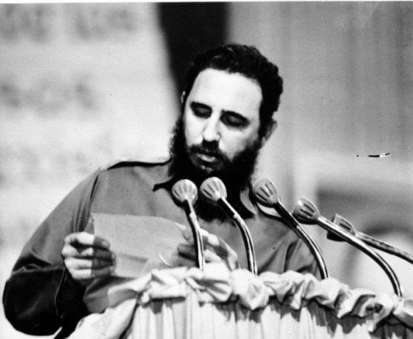 Fidel lee la carta de despedida del Che. Foto: Archivo de Cubadebate / Fidel Soldado de las Ideas