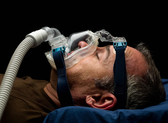 persona durmiendo con una máscara para tratar la apnea del sueño