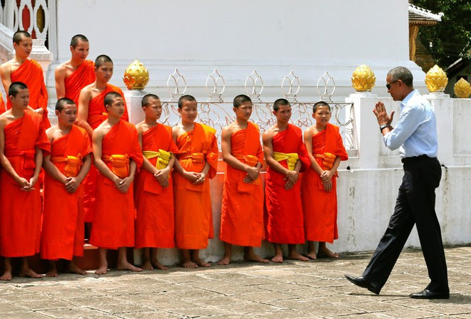 Tổng thống Obama dạo phố, uống nước dừa ở Lào - Ảnh 1. Tổng thống Obama dạo phố, uống nước dừa ở Lào - Ảnh 1.