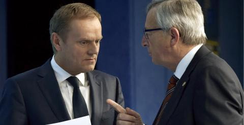 El presidente de la Comisión Europea, Jean-Claude Juncker, conversa con el presidente del Consejo Europeo,Donald Tusk, tras la rueda de prensa al finalizar la cumbre de Bruselas. REUTERS/Eric Vidal