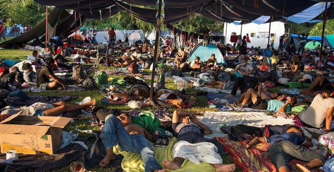Integrantes de la caravana de migrantes centroamericanos descansan en el municipio de Matías Romero, estado de Oaxaca (México). (LUIS VILLALOBOS | EFE)