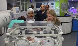 La directora ejecutiva de UNICEF, Catherine Russell (derecha), visita el hospital Nasser de Khan Younis, en el sur de Gaza.