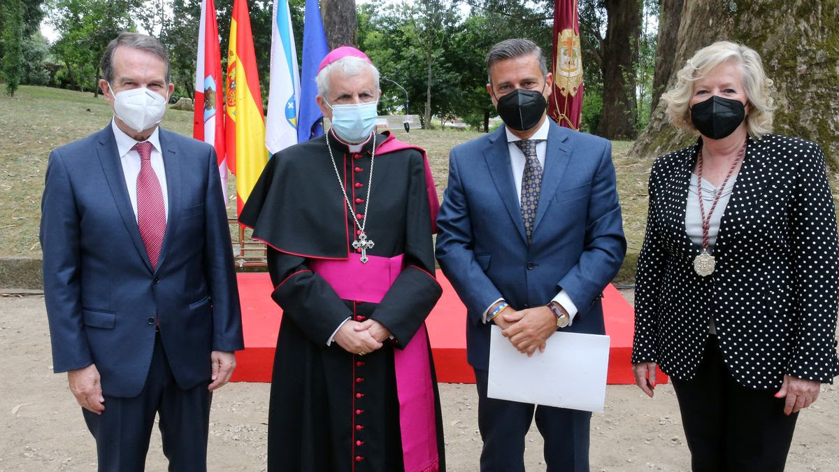 Aconfesionalidad en España: El alcalde de Vigo, Abel Caballero, y otras personalidades públicas junto al obispo en el pregón de Cristo