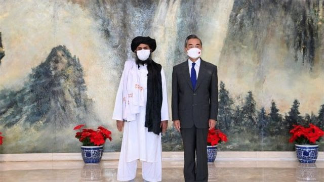 Ngoại trưởng Trung Quốc Vương Nghị (bên phải) và Lãnh đạo Taliban Mullah Baradar (bên trái)