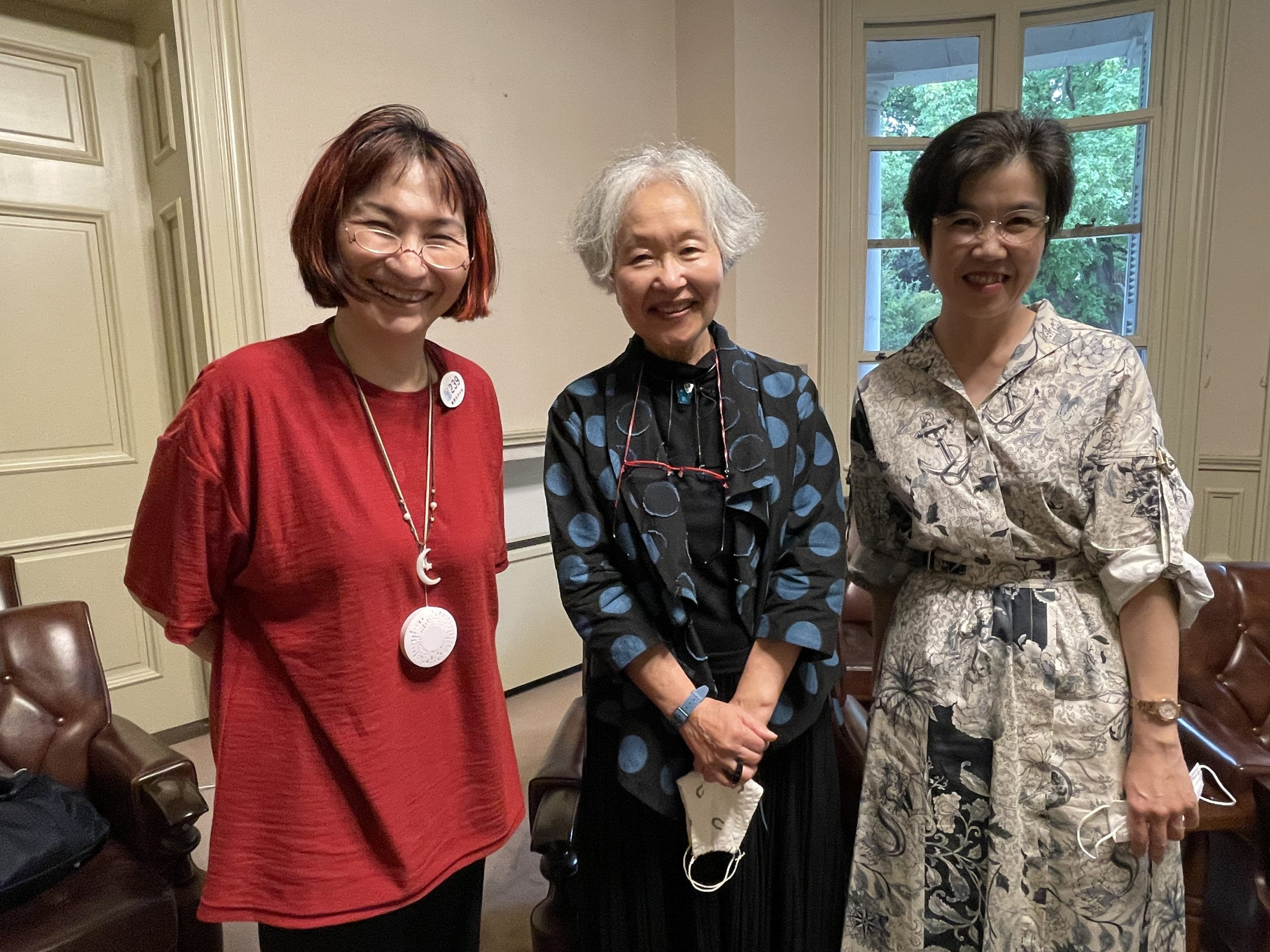 左から佐藤安南・松岡和子先生・米谷郁子先生の3ショット