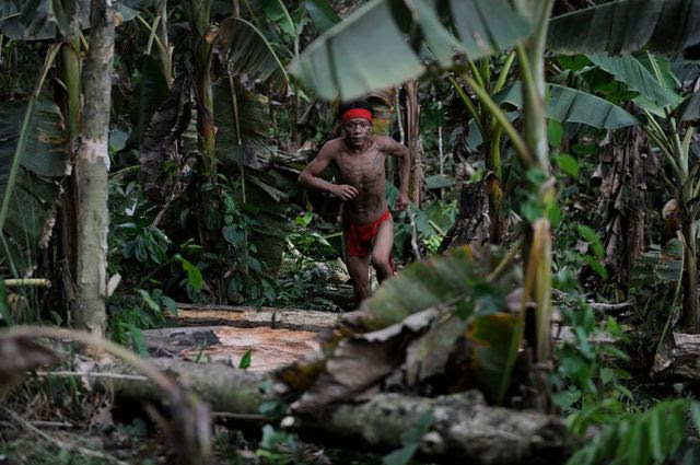 Yanomami corriendo en la selva de Venezuela