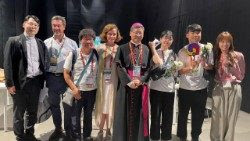 L'arcivescovo di Seul Peter Chung Soon-taick (al centro), con alcuni giovani coreani e organizzatori della Gmg di Lisbona 2023 al termine della conferenza stampa