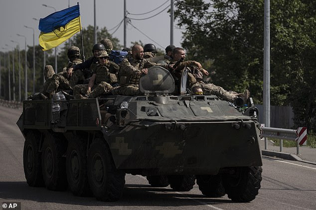 Ukraine đã tấn công và thực hiện một cuộc phản công để tấn công lại các lực lượng Nga ở phía nam (ảnh: Quân nhân Ukraine ở Donetsk hôm qua)