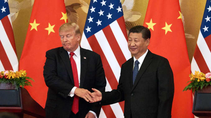 O presidente dos EUA, Donald Trump (L), e o presidente da China, Xi Jinping, apertam as mãos em uma entrevista coletiva após sua reunião fora do Grande Salão do Povo em Pequim.