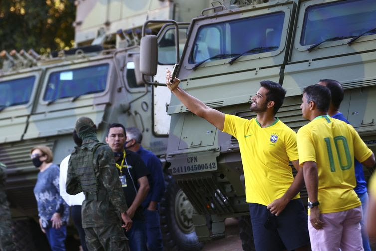 Marcelo Camargo/Agência Brasil Comboio com veículos blindados e armamentos passa pela Esplanada dos Ministérios