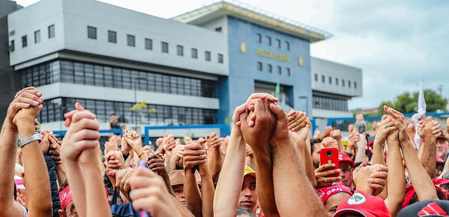 Miles de personas se reunieron en frente a la sede de la Superintendencia de la Policía Federal donde Lula está detenido desde hace un año - Créditos:  Ricardo Stuckert/Instituto Lula