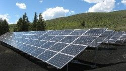 solar-panel-array-1591350_960_720.jpg