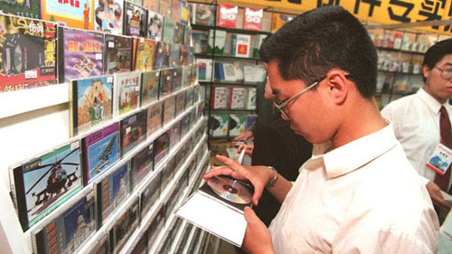 Một khách hàng mua đĩa phần mềm máy tính ở Bắc Kinh, Trung Quốc năm 1996. Ảnh: AFP.