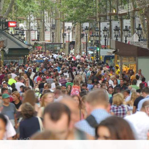 me8485616-crowded-les-rambles-boulevard-barcelona-zoomed-spain-hd-a0300
