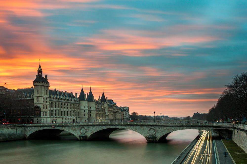 fotografia timelapse del ponte grigio