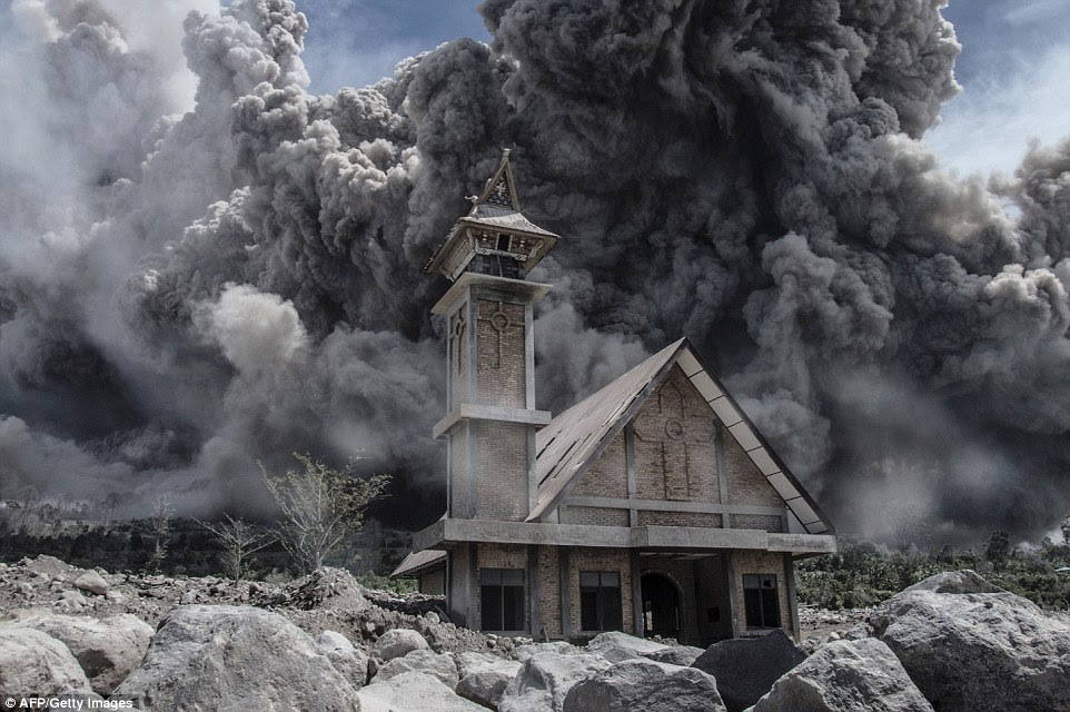 Thousands of villagers flee as Indonesian volcano continues to spew rocks, ash and hot gas  29C5BA6400000578-3132521-image-a-53_1434798437932