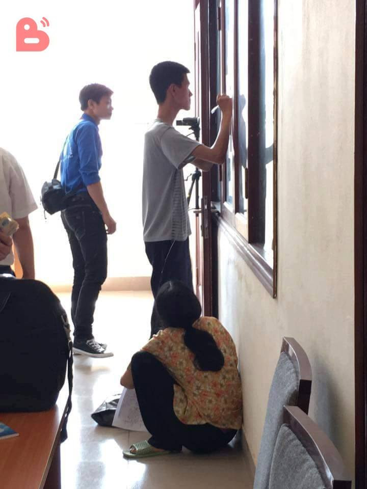 Người mẹ cầm nón rách đợi con trai nhập học và câu chuyện khiến bao người rơi nước mắt - Ảnh 1. Người mẹ cầm nón rách đợi con trai nhập học và câu chuyện khiến bao người rơi nước mắt - Ảnh 1.