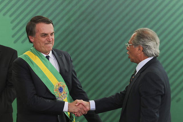Jair Bolsonaro saluda al ministro de Hacienda, Paulo Guedes, durante su toma de posesión el último martes (1) - Créditos: Sérgio Lima / AFP