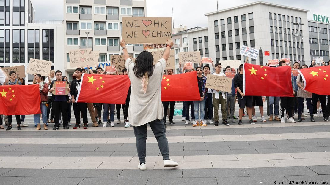 Protesto de estudantes chineses com bandeiras da China