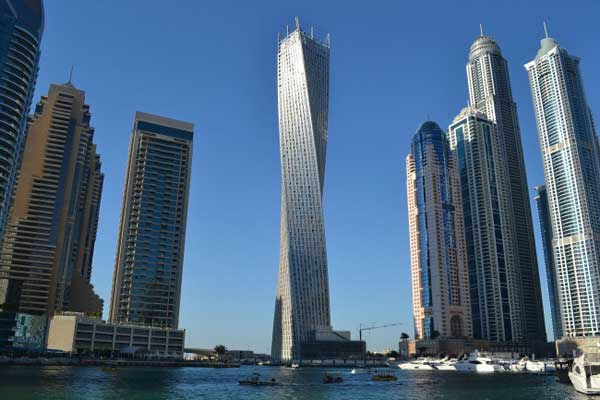 Dubai có những tòa nhà cao hàng trăm tầng mọc nhau san sát.
