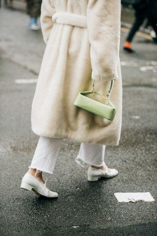 vestir blanco invierno 2020 abrigo pelo