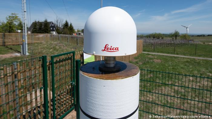 Estação terrestre do serviço de posicionamento por satélite SAPOS, nas instalações do Serviço Meteorológico Alemão