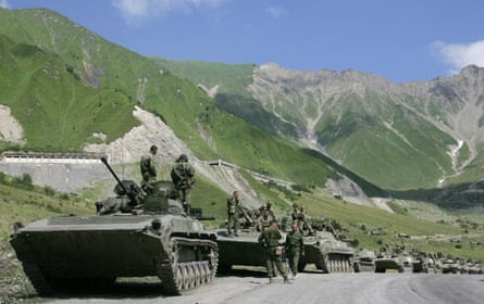 Tancuri rusești în Osetia de Sud din Georgia în 2008.