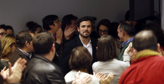 El líder Unidad Popular-Izquierda Unida, Alberto Garzón, junto a miembros de la dirección y de la candidatura por Madrid, después de su intervención para valorar los resultados electorales del 20-D en la sede de Izquierda Unida, en Madrid. EFE/Kiko Huesca