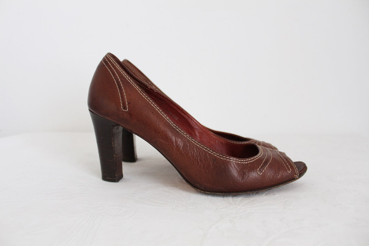 COACH DESIGNER GENUINE LEATHER HEELS - SIZE 8