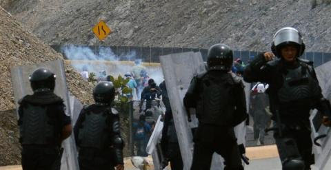 Varios policías se enfrentan a los manifestantes en Chilpancingo (Guerrero), durante una protesta de estudiantes de la Escuela Normal Rural de Ayotzinapa./ EFE