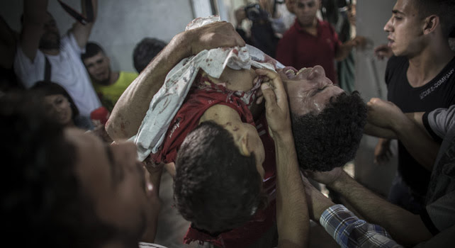 En el hospital Al Shifa, un hombre palestino sujeta el cuerpo sin vida de su hermano pequeño, muerto en un bombardeó naval isralí en el puerto de Gaza el pasado miércoles.