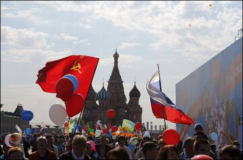 Los rusos celebran en la Plaza Roja el día del trabajador