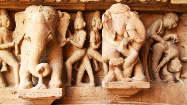 A closer inspection of the temple's sculptures (Credit: Credit: Charukesi Ramadurai)