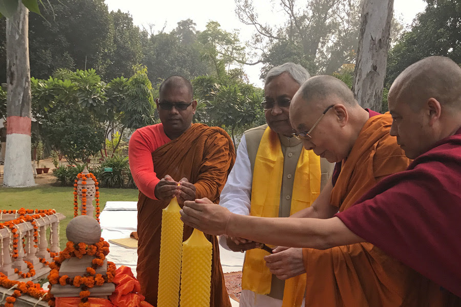 His Holiness the Dalai Lama and Bihar Chief Minister Nitish Kumar lighting candles on their arrival at Buddha Smriti Park in Patna, Bihar, India on December 28, 2016. Photo/Tenzin Taklha/OHHDL