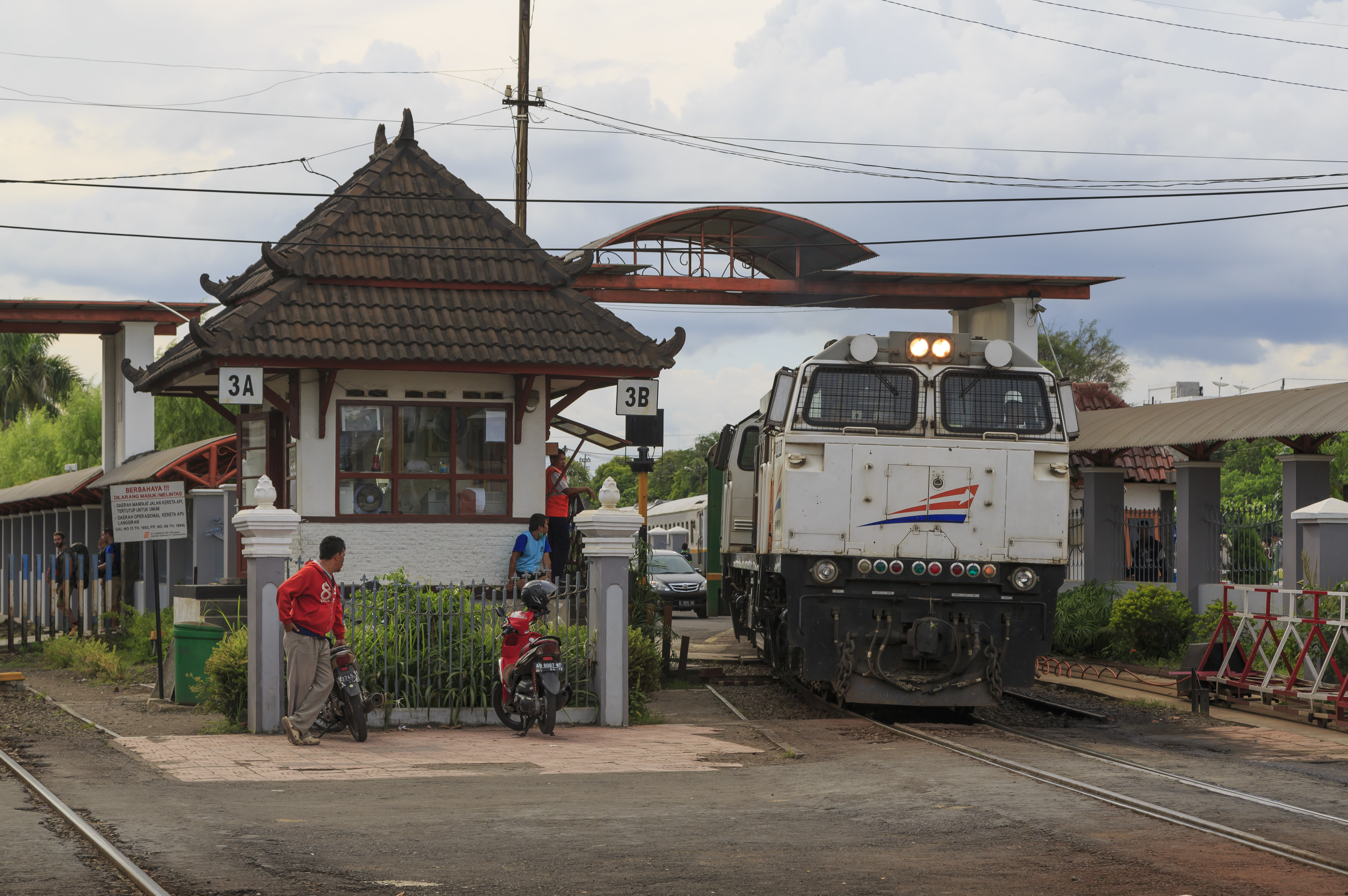 Berkas:Yogyakarta Indonesia Train-at-Tugu-Railway-Station-01.jpg - Wikipedia bahasa Indonesia, ensiklopedia bebas